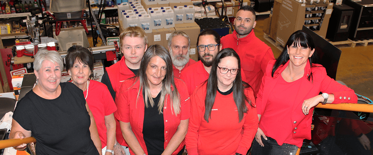 Team vom Haas Hagebaumarkt im Inneren des Baumarkts in Telfs