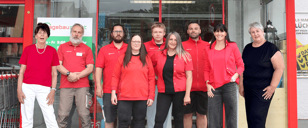 Team des Haas Hagebaumarkts vor der Eingangstür